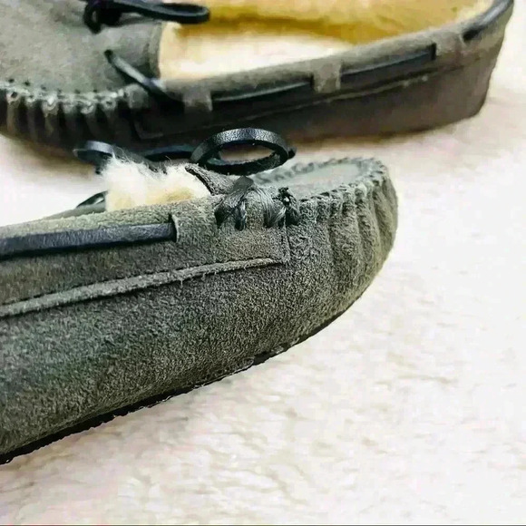 Minnetonka Cally Gray Suede Leather Sherpa Moccasin Slippers Size 6 - Picture 6 of 10